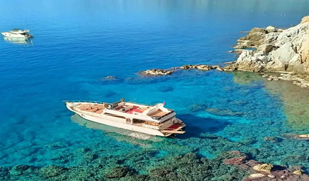 YACHT QUEEN